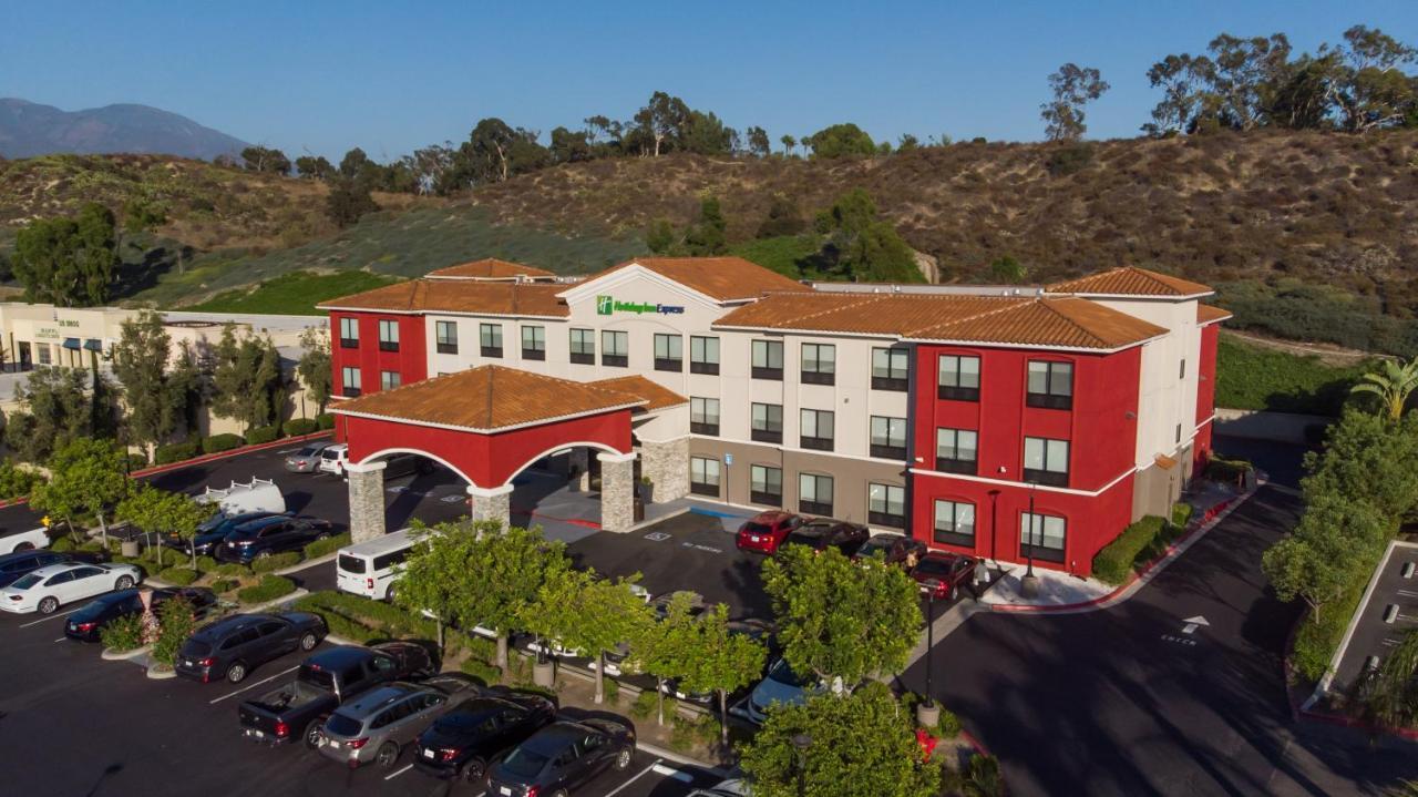 Holiday Inn Express & Suites - Lake Forest, An Ihg Hotel Exterior photo